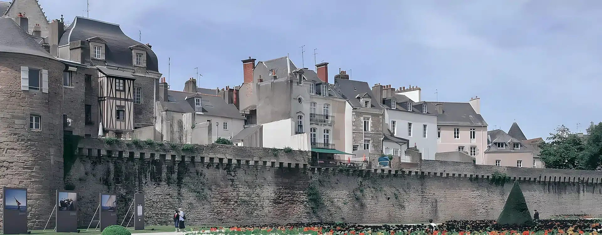 le port et les remparts de vannes